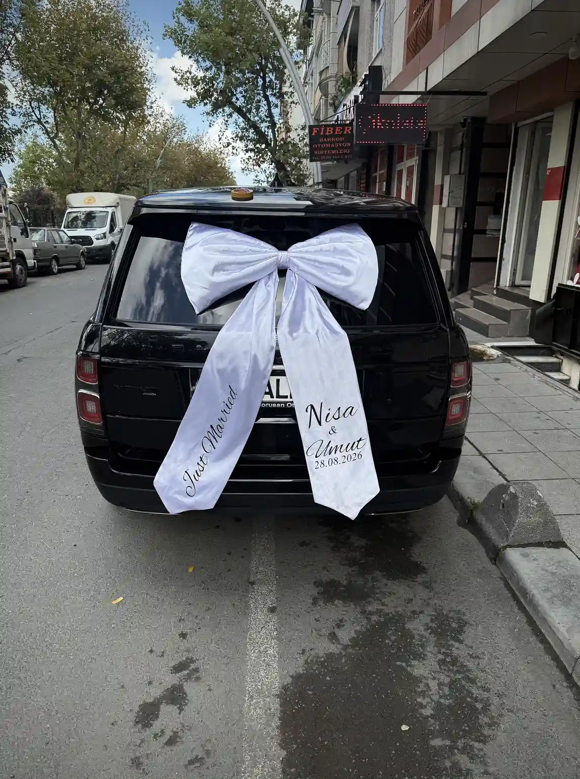 Baskılı Beyaz Dev Saten Fiyonk